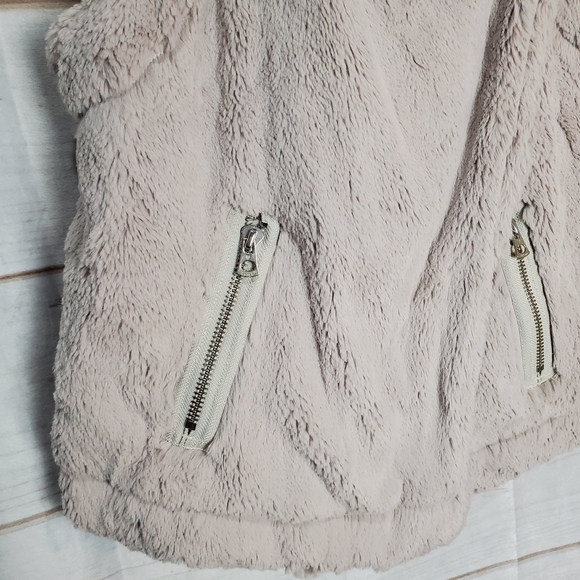 Dylan by True Grit Vest Size Medium Faux Fur Cross Over Beige Soft Sleeveless - Picture 4 of 11